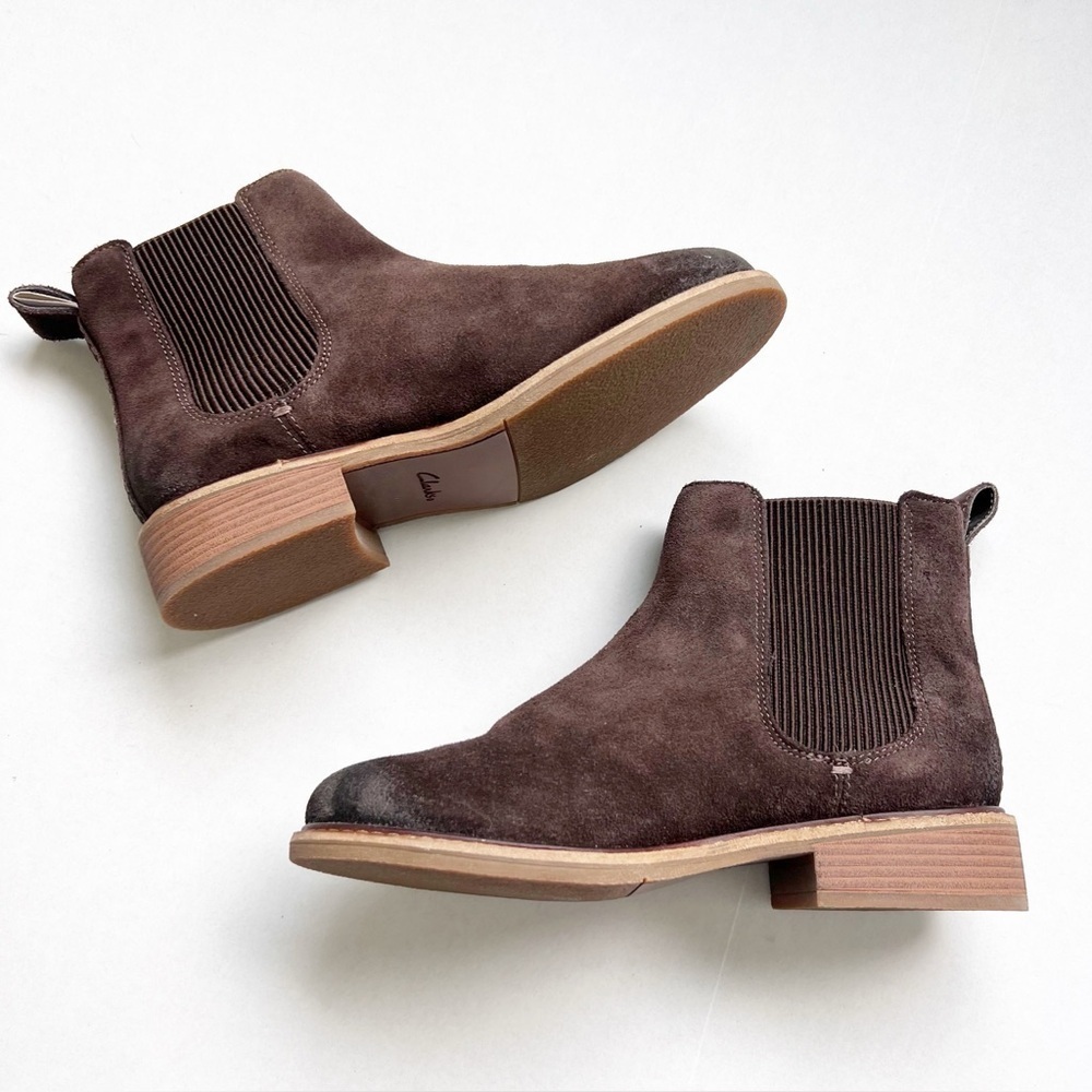 Clarks Women’s Boots Cologne Arlo 2 Ankle Booties Dark Brown Suede Chelsea New